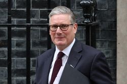 Thủ tướng Anh sắp m&atilde;n nhiệm Keir Starmer gửi th&ocirc;ng điệp đanh th&eacute;p tới người kế nhiệm