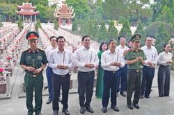 Đo&agrave;n c&ocirc;ng t&aacute;c tỉnh Bắc Ninh d&acirc;ng hương tri &acirc;n c&aacute;c Anh h&ugrave;ng liệt sĩ tại Quảng Trị
