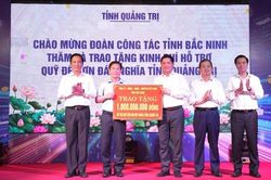 Đo&agrave;n c&ocirc;ng t&aacute;c tỉnh Bắc Ninh trao tặng 1 tỷ đồng ủng hộ Quỹ Đền ơn đ&aacute;p nghĩa tỉnh Quảng Trị