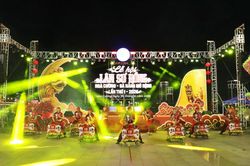 Rộn ràng nhịp trống lân bên sông Hàn