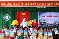 Trao tặng 320 bộ s&aacute;ch gi&aacute;o khoa cho học sinh c&oacute; ho&agrave;n cảnh kh&oacute; khăn x&atilde; Tam Mỹ