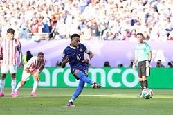 Mbappe ghi bàn trên chấm penalty đưa tuyển Pháp vào tứ kết