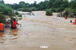 Cứu bé gái mắc kẹt giữa dòng sông chảy xiết