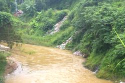 Khi đất trống, bờ suối thành 'bãi đáp' rác thải xây dựng: Thực trạng đáng báo động ở vùng giáp ranh