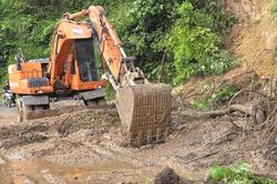 Mưa lớn gây sạt lở 19 điểm trên Quốc lộ 32, nhanh chóng thông tuyến