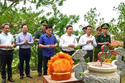 Đồng chí Phó Thủ tướng Chính phủ Nguyễn Văn Thắng dâng hương, tri ân Đại tướng Võ Nguyên Giáp