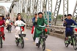 'Áo dài qua phố' lan tỏa vẻ đẹp Huế và thông điệp sống xanh