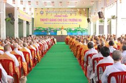 Hòa thượng Thích Huệ Thông giảng pháp cho các trường hạ khu vực Phú Mỹ