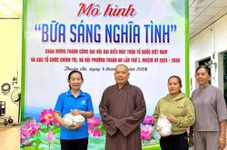 Chương trình 'Bữa sáng nghĩa tình' tại chùa Thiên Chơn (TP.HCM)
