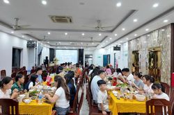 Chủ kh&aacute;ch sạn mổ lợn đ&atilde;i du kh&aacute;ch mắc kẹt trong b&atilde;o tr&ecirc;n đảo C&ocirc; T&ocirc;