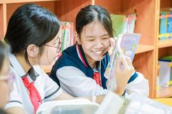 Học sinh cả nước được miễn ph&iacute; s&aacute;ch gi&aacute;o khoa từ năm học 2029-2030