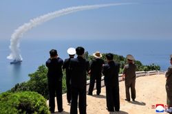 Ông Kim Jong Un thị sát thử nghiệm phóng tên lửa trên tàu khu trục