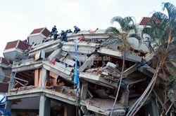 Đoàn cứu nạn, cứu hộ Việt Nam xuyên đêm tìm kiếm nạn nhân tại Venezuela