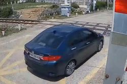 Xử lý nữ tài xế lái ô tô vượt đường ngang khi đèn đỏ đã bật