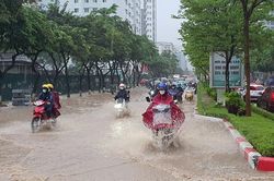 B&atilde;o số 1 g&acirc;y mưa lớn diện rộng ở Bắc Bộ, H&agrave; Nội cảnh b&aacute;o d&ocirc;ng lốc