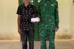 Cán bộ Đồn Biên phòng Tổng Cọt trả lại điện thoại cho học sinh đánh rơi