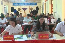 Đồng chí giám đốc Sở Giáo dục và Đào tạo Nguyễn Ngọc Thư dự sinh hoạt chi bộ xóm Nà Niền, xã Nam Tuấn
