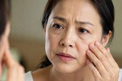 Đàn bà nhanh già, nhan sắc tuột dốc không phanh vì thích làm 4 việc này thường xuyên