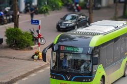 Hà Nội phát hành thẻ giao thông gắn chip cho người đi xe buýt miễn phí