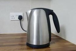 Nước vừa sôi có nên rút điện ấm siêu tốc ngay? Nhiều người làm theo thói quen mà không biết điều này