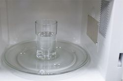 Vì sao nhiều người đặt một cốc nước trong lò vi sóng sau khi sử dụng? Mẹo đơn giản giúp vệ sinh thiết bị dễ dàng hơn