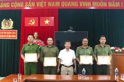 Khen thưởng C&ocirc;ng an x&atilde; t&igrave;m thấy người đ&agrave;n &ocirc;ng mang theo số tiền lớn, đi lạc 550km v&agrave;o rừng