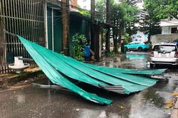 Bão số 1 sang Trung Quốc và suy yếu, hoàn lưu bão vẫn gây gió mạnh, mưa lớn