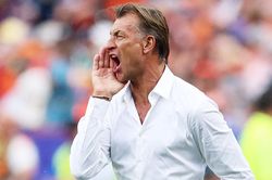 Cựu HLV Nam Định từ chức sau 18 ngày, rời đội bóng bất ổn nhất World Cup 2026