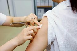 Quên tiêm mũi nhắc vaccine, trẻ vẫn có nguy cơ mắc viêm não Nhật Bản