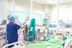 Bé trai 6 tuổi đuối nước ngừng tim ngay trong buổi học bơi