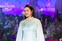 Ca sĩ Ngọc Anh sánh đôi chồng nhạc sĩ trên sàn diễn áo dài cưới