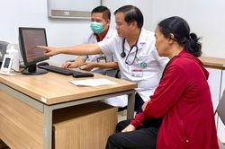 Giám đốc Bệnh viện Bạch Mai tham gia khám miễn phí cho người có công ở Ninh Bình