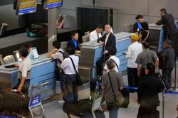 Những trường hợp nào bị tạm hoãn xuất cảnh do nợ thuế theo quy định mới nhất?
