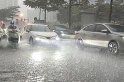Hà Nội kích hoạt phương án hộ đê, ứng phó lũ trên các tuyến sông