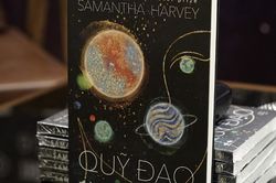 Những góc nhìn độc đáo về 'Quỹ đạo' của Samantha Harvey