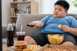 Phòng chống thừa cân, béo phì ở trẻ em, nên bắt đầu từ đâu?