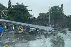 Hơn 1.000 cây xanh, hàng chục biển báo gãy đổ sau bão số 1