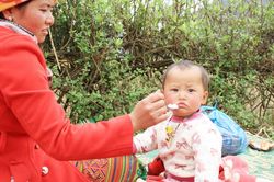 Cách xác định trẻ bị suy dinh dưỡng không dựa trên cân nặng hay chiều cao