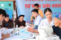 Khám bệnh, cấp thuốc miễn phí tri ân người có công, gia đình chính sách