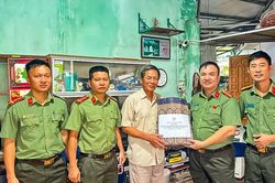 Thăm gia đình liệt sĩ Công an nhân dân nhân dịp kỷ niệm 80 năm Ngày truyền thống lực lượng An ninh