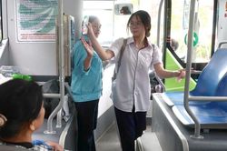 Nhiều trục trặc 'dở khóc dở cười' khi triển khai vé điện tử liên thông xe buýt
