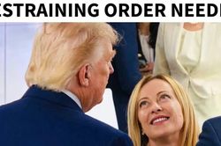 Ẩn &yacute; g&igrave; sau bức ảnh chế giễu nữ Thủ tướng Italy 'b&aacute;m đu&ocirc;i' Tổng thống Trump?