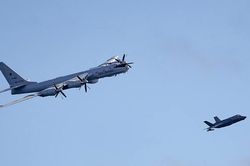 Phi cơ tuần thám Nga 'áp sát' tàu sân bay Anh, tiêm kích F-35 lập tức xuất kích