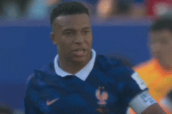 Mbappe văng tục với cầu thủ Paraguay tr&ecirc;n s&acirc;n