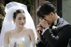 Vợ Văn Thanh ghi điểm với váy cưới viền ren