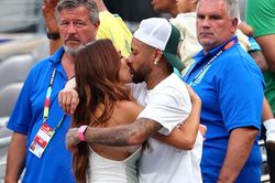 Neymar kh&oacute;c rồi &ocirc;m h&ocirc;n vợ sau c&uacute; sốc World Cup