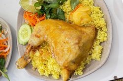 Bộ Y tế yêu cầu truy nguồn vụ nghi ngộ độc cơm gà ở Cam Ranh