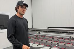 Bị hủy hợp đồng, cựu sao Mỹ sang Trung Quốc bán vợt pickleball