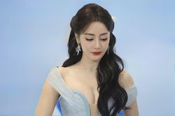 Mỹ nhân gặp sự cố vì mặc gợi cảm