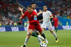 Ronaldo đe dọa chuỗi bất bại của Tây Ban Nha
